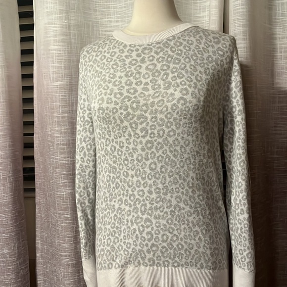 XL cheetah print crew neck sweater - Picture 2 of 9